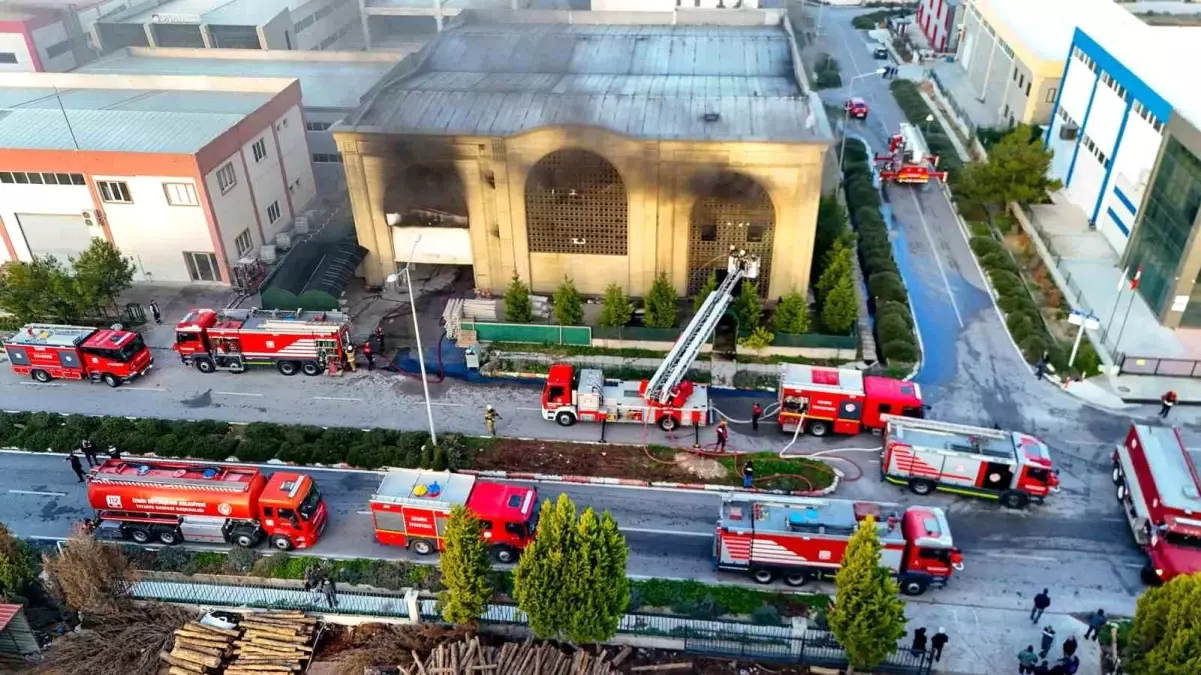 Menderes\'te fabrika yangını kısa sürede kontrol altına alındı