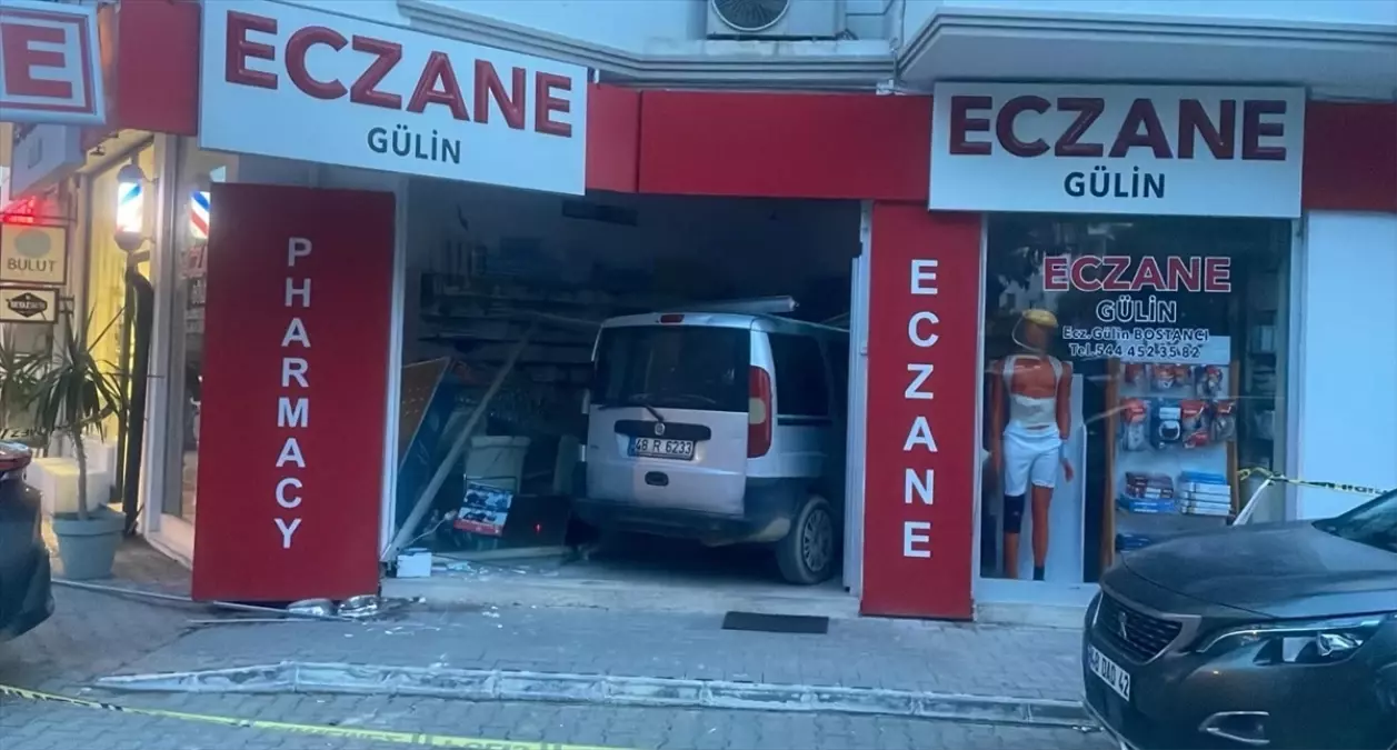Datça\'da Ticari Araç Eczaneye Girdi