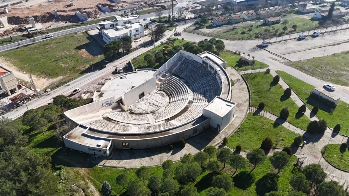 Muğla\'daki Tiyatro Yenileniyor