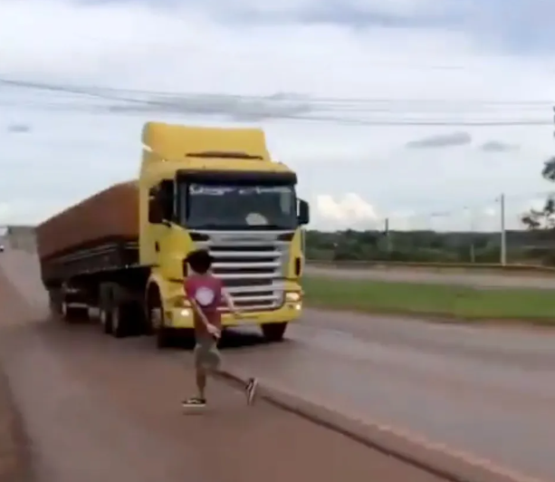 Ölümle kumar: 19 yaşındaki genç, hayatını hiçe sayarak TIR'la 'chicken' oynadı