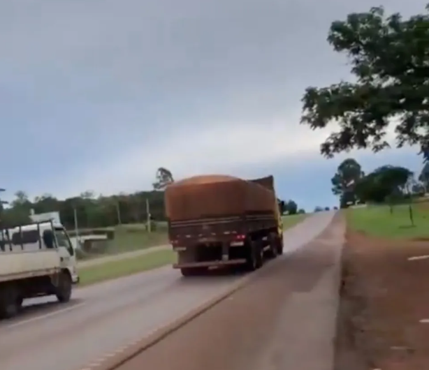 Ölümle kumar: 19 yaşındaki genç, hayatını hiçe sayarak TIR'la 'chicken' oynadı