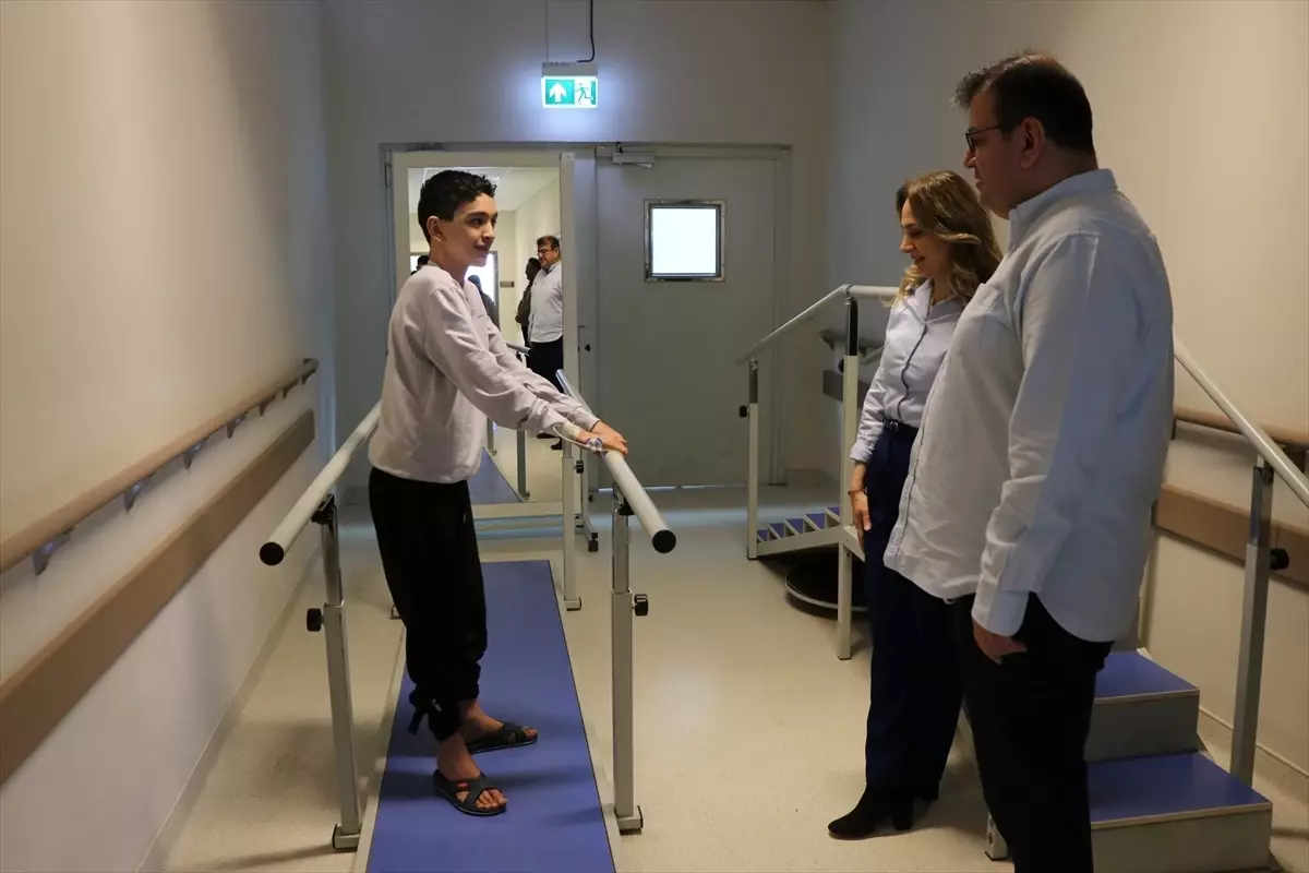 14 Yaşındaki Çocuk Destekle Yürümeye Başladı