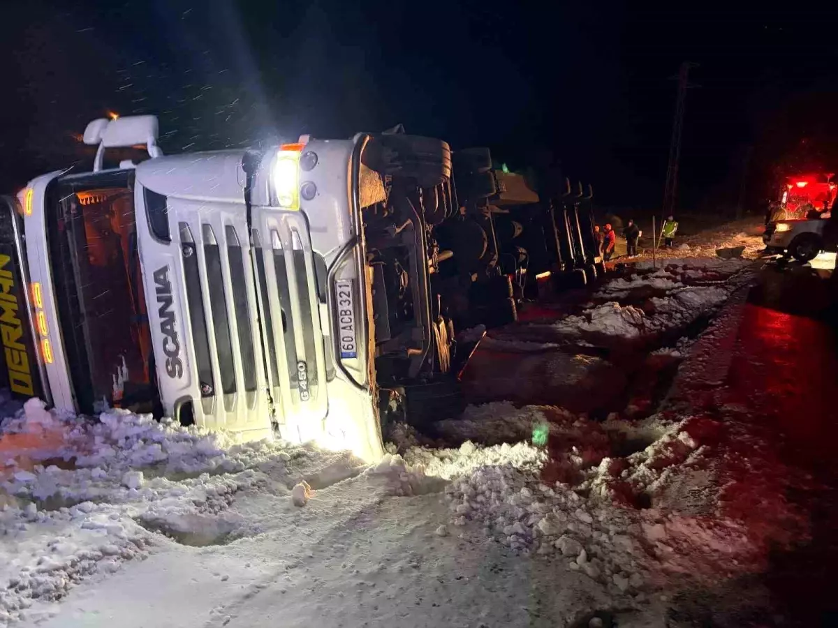 Refahiye\'de Hayvan Yüklü Tır Devrildi