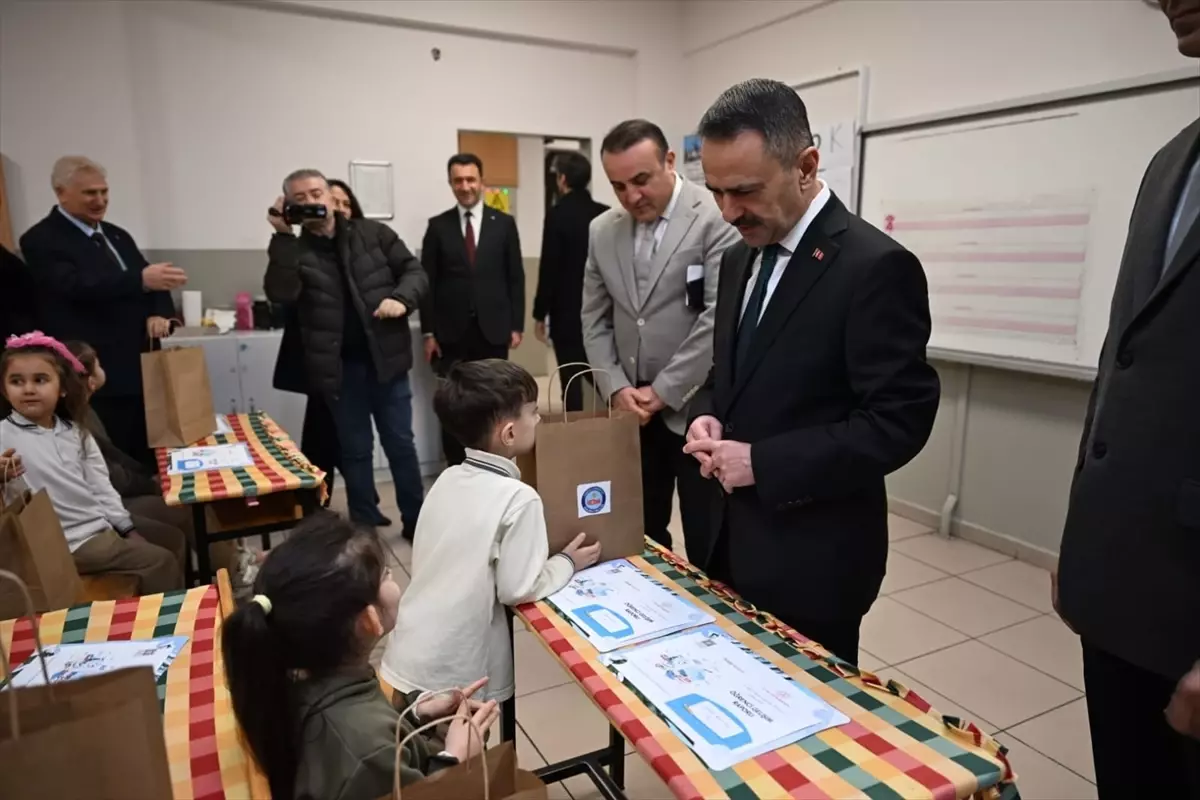 Karneler Dağıtıldı, Öğrenciler Yarıyıl Tatiline Girdi