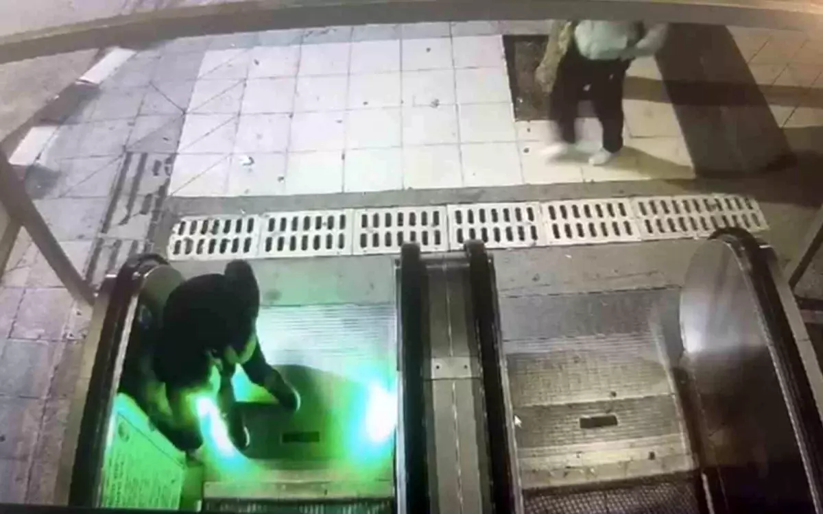 Şehir magandaları kamerada: Yürüyen merdiveni durdurup kaçtılar
