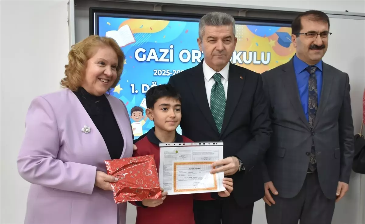 Trabzon ve çevre illerde öğrenciler karnelerini alarak yarıyıl tatiline başladı