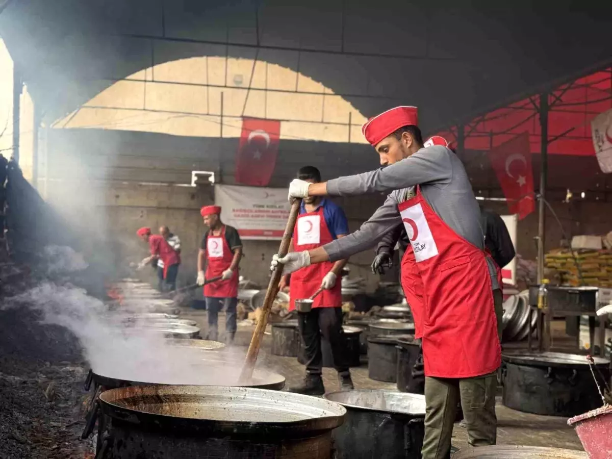 Kızılay\'dan Gazze\'ye Kışlık Battaniye Desteği