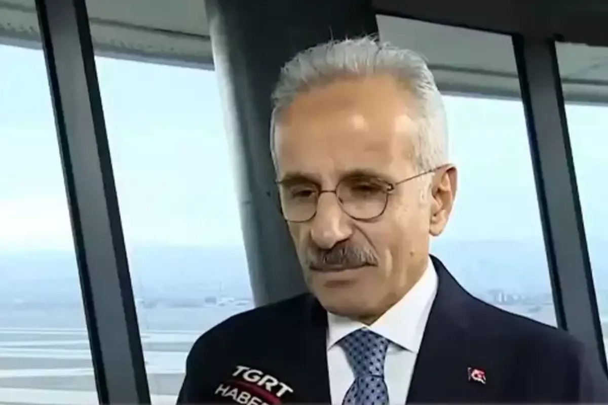 Ulaştırma ve Altyapı Bakanı Abdulkadir Uraloğlu canlı yayında rahatsızlandı