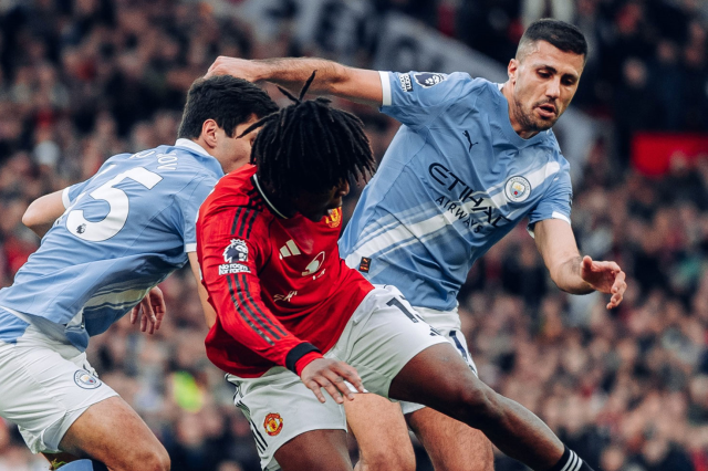 3 gol ofsayta takıldı! Manchester United derbide City'yi sahadan sildi