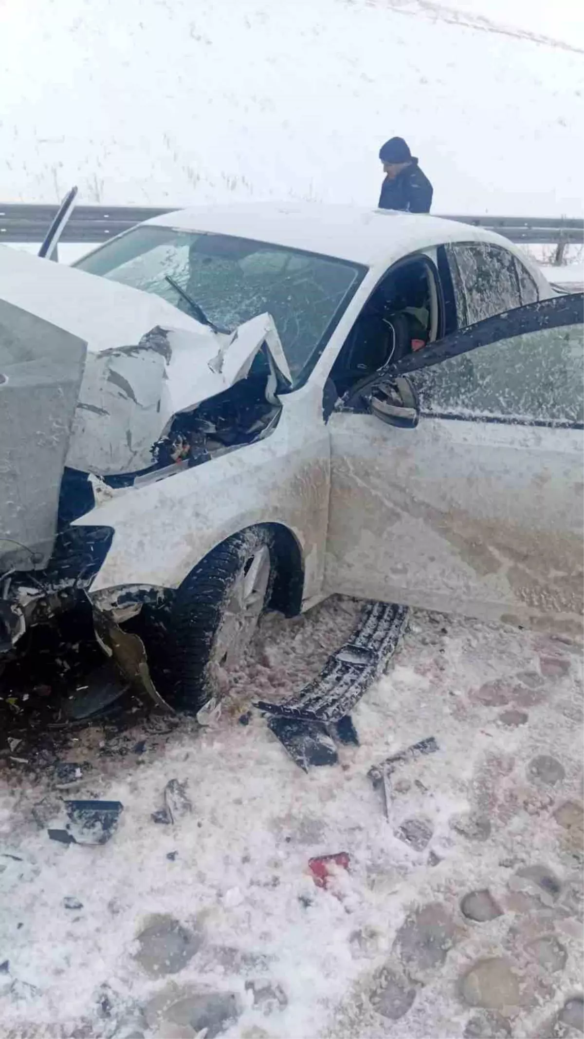 Aksaray\'da Kar Yağışı Trafik Kazası: 3 Yaralı