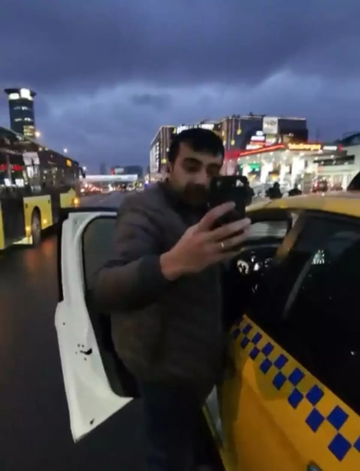 Taksici Aileyi İndirdi