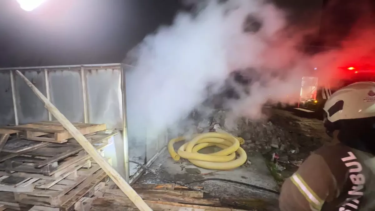 AVCILAR\'da İnşaat Konteyneri Yandı