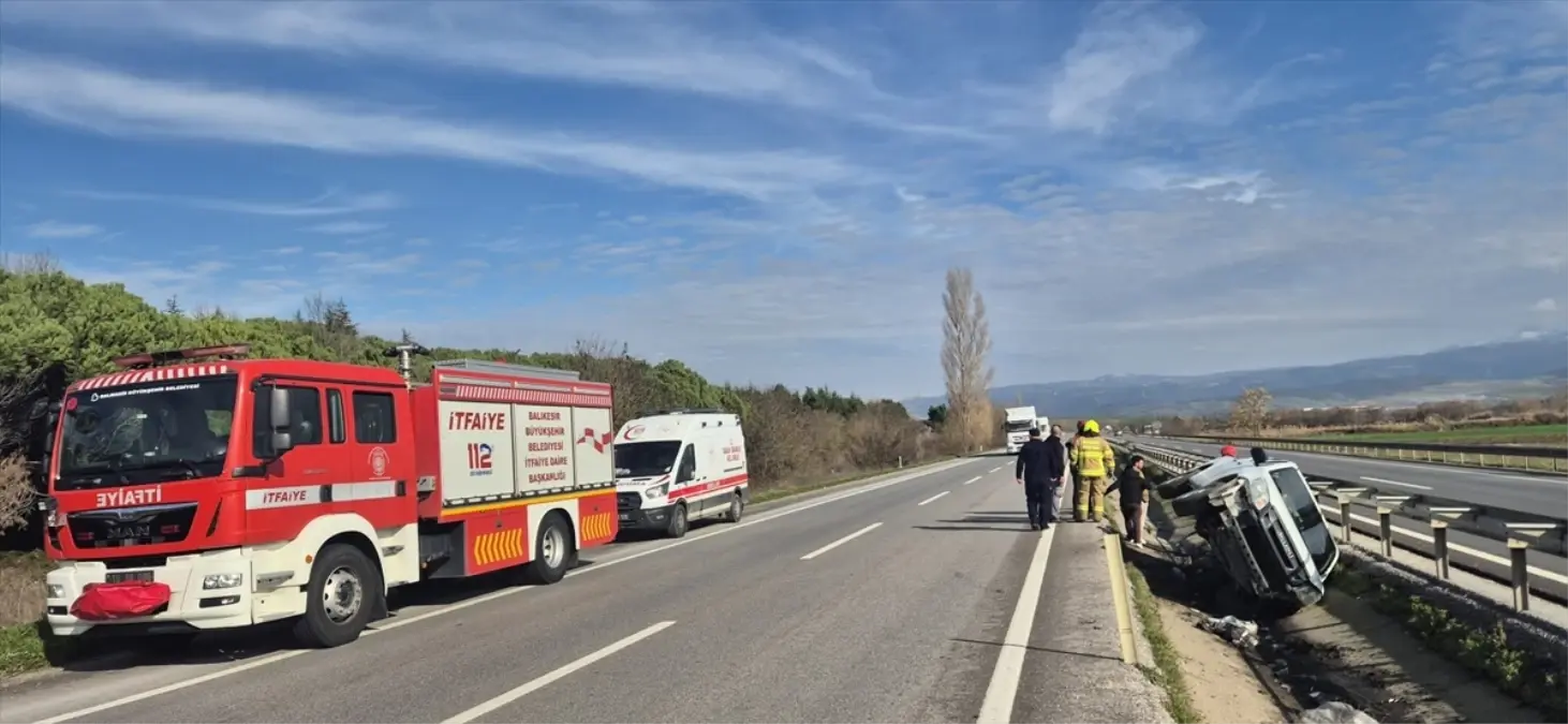 Susurluk\'ta Kamyonet Bariyere Çarptı