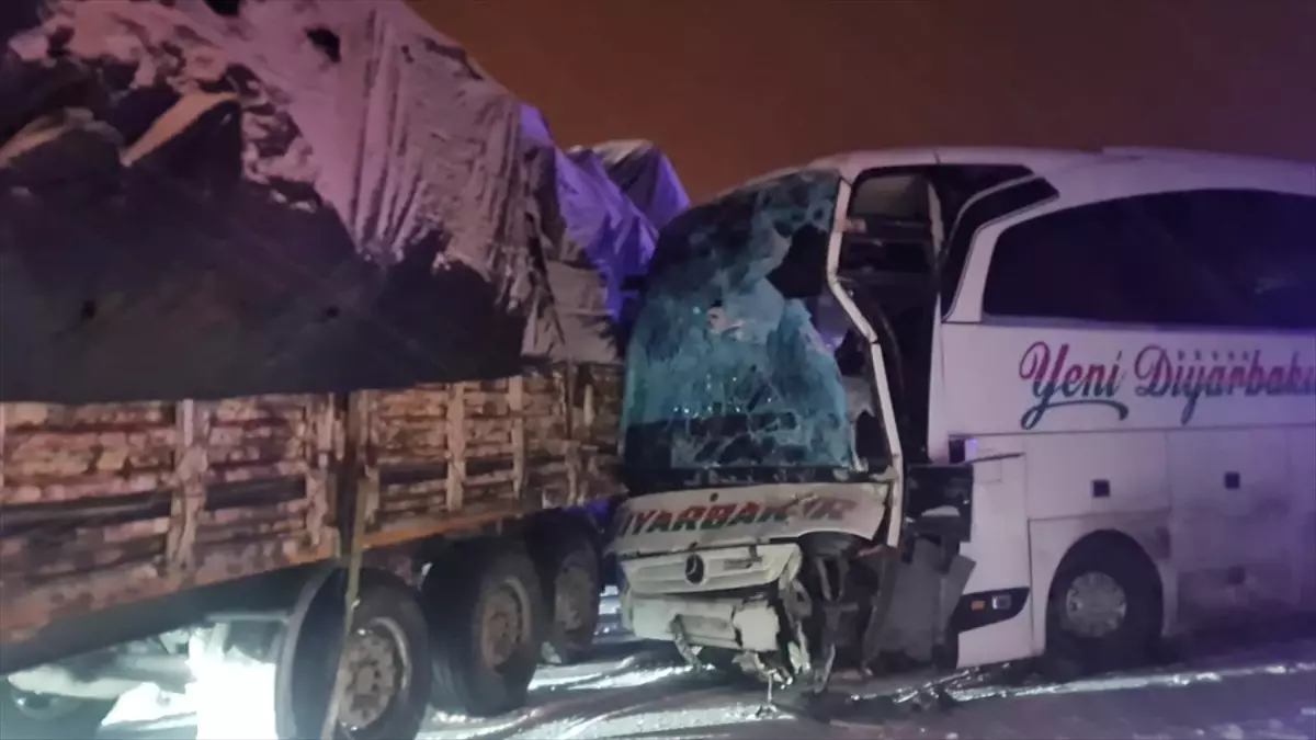 Bingöl\'de Otobüs ve Tır Çarpıştı: 3 Yaralı