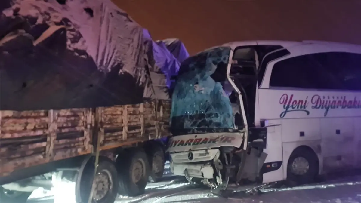 Bingöl\'de Kaza: 3 Yaralı