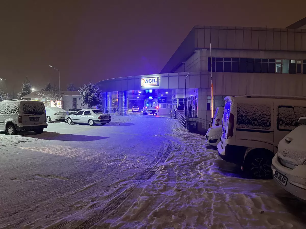 Bingöl\'de Otobüs TIR\'a Çarptı: 3 Yaralı