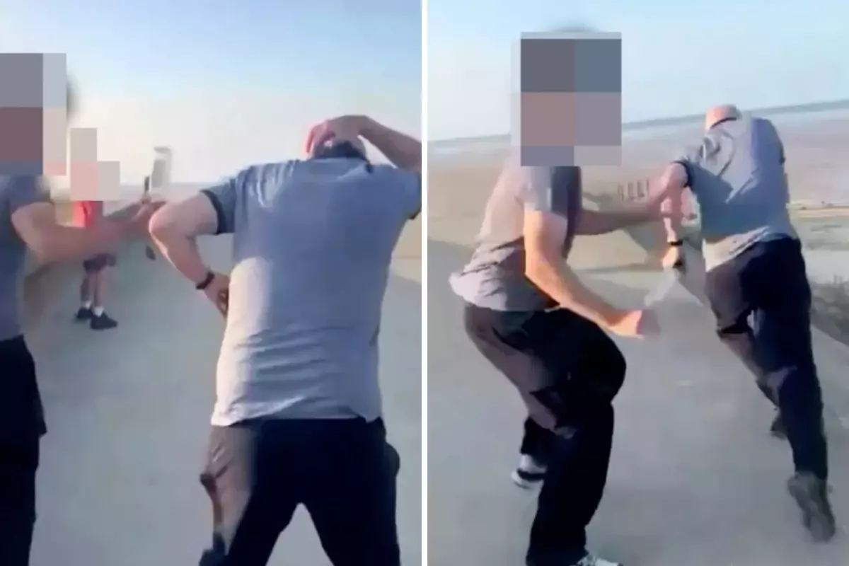 Bir grup genç, \'\'pedofili\'\' dedikleri adamı döverek öldürdü