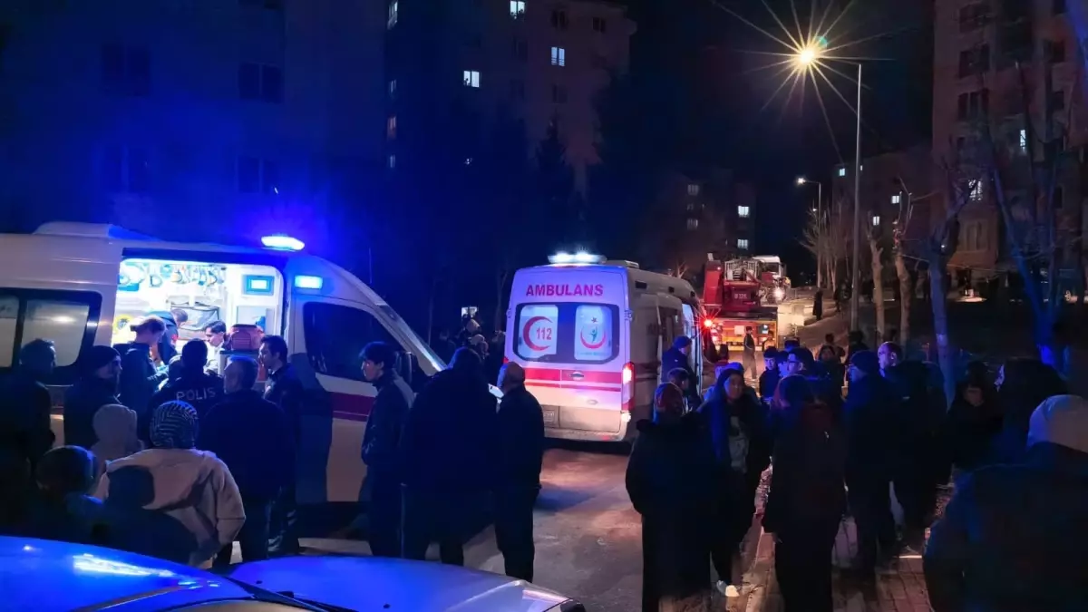 İnegöl\'de Apartman Yangını: 3 Kişi Hastaneye Kaldırıldı