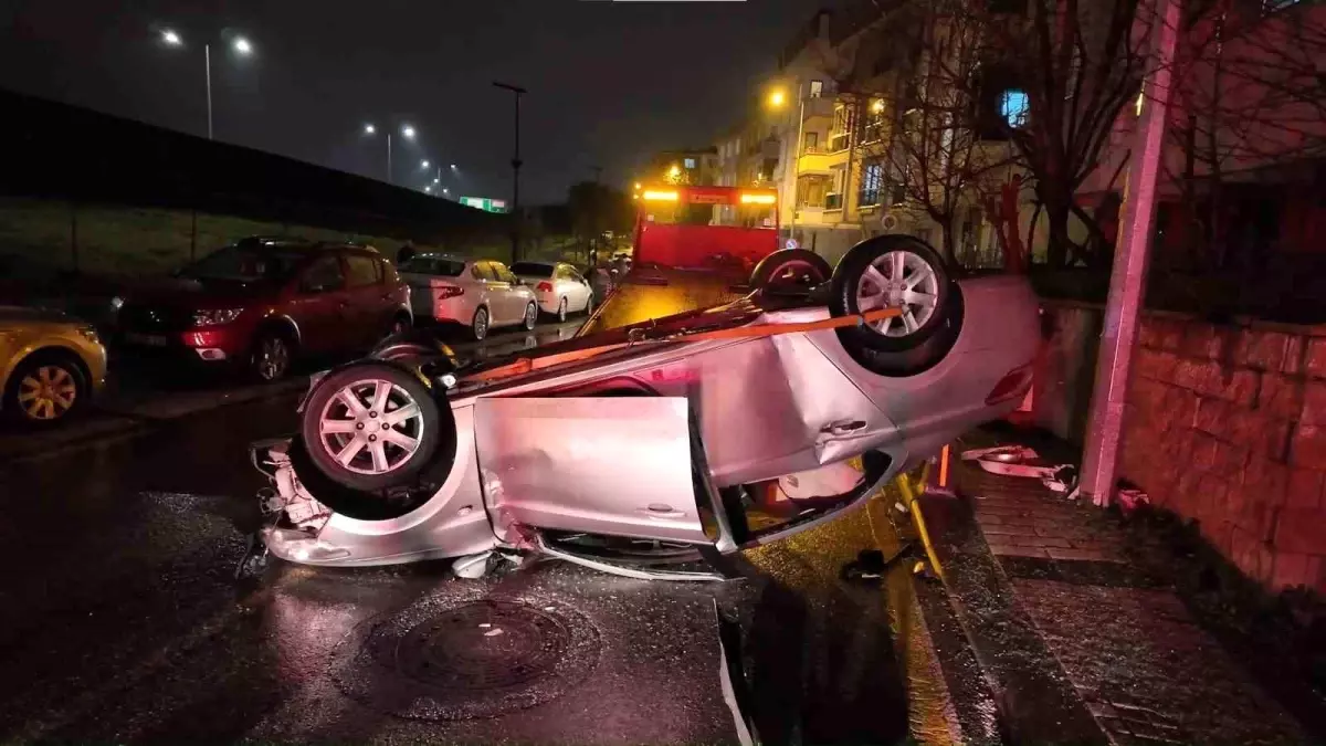 Çekmeköy\'de Otomobil Takla Attı: 3 Yaralı