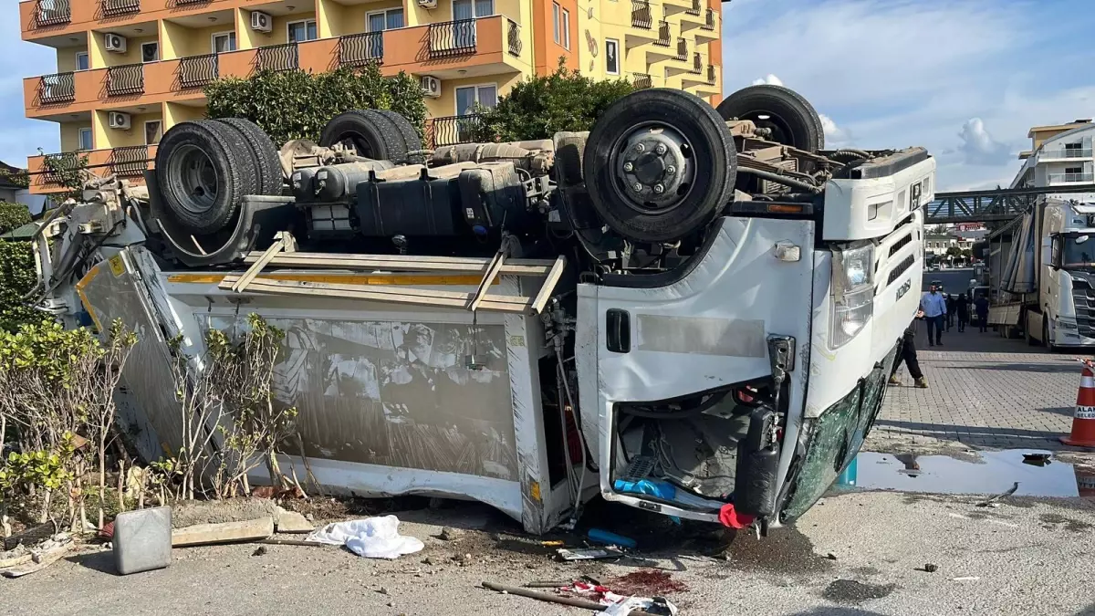 Alanya\'da Çöp Kamyonu Kazası