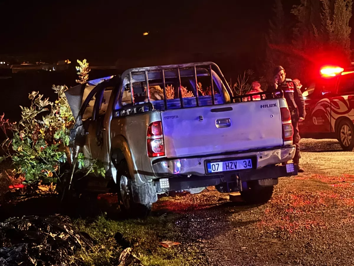 Antalya\'da yanan kamyonetin altından cinayet çıktı