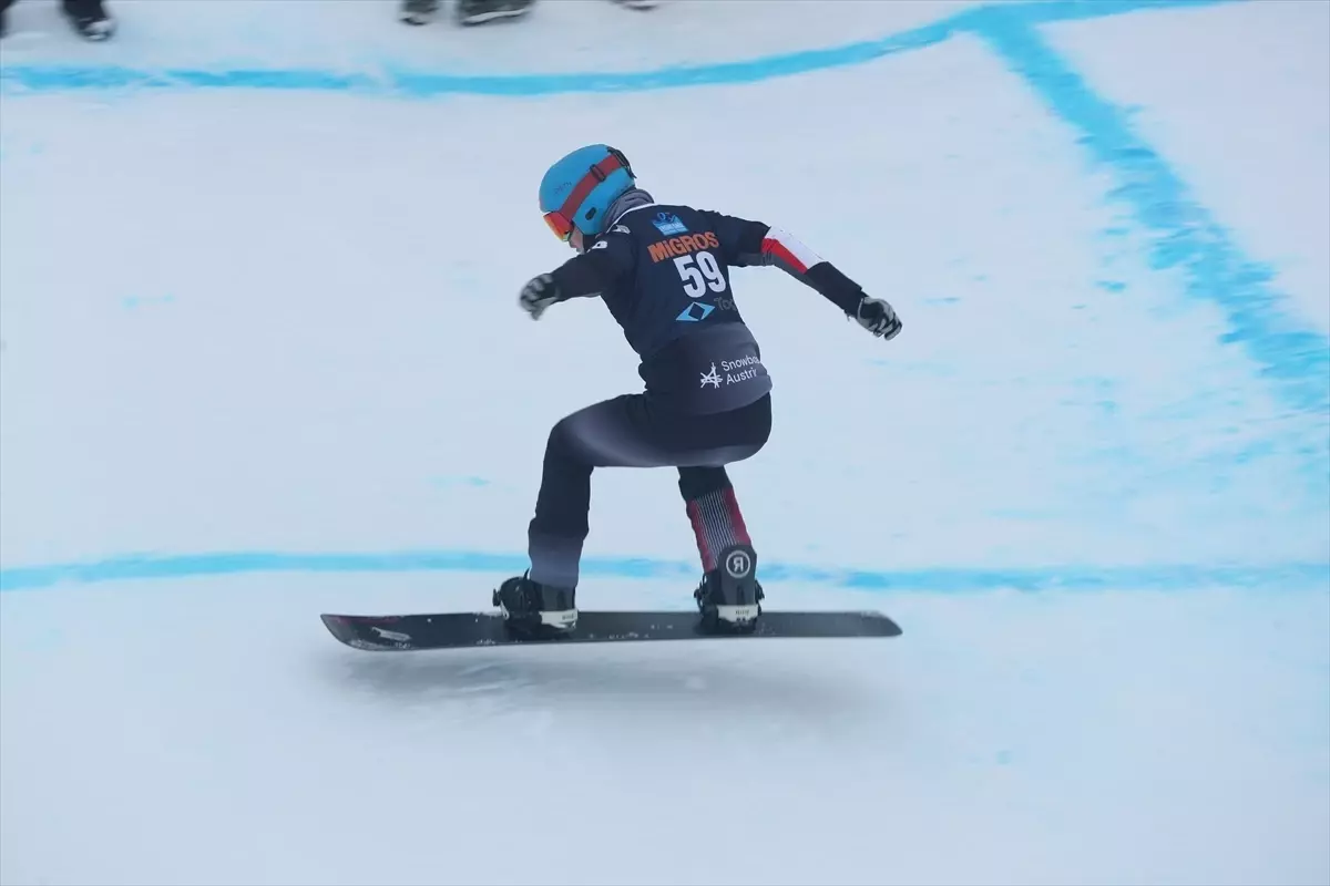 Erzincan\'da Gece Snowboard Cross Yarışları Başladı