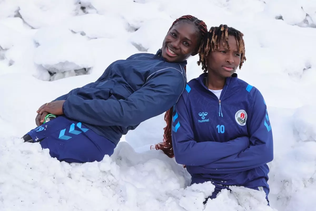 Hakkarigücü Kadın Futbol Takımı\'ndaki oyuncular hayatlarında ilk defa kar görmenin şaşkınlığını yaşıyor