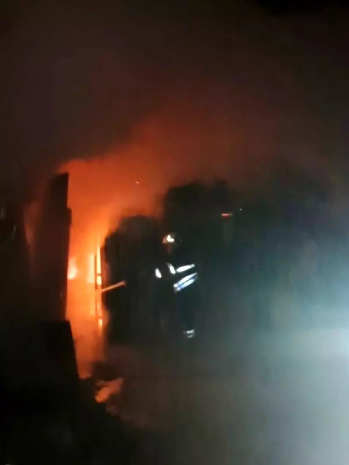 Hatay\'da Konteyner Yandı