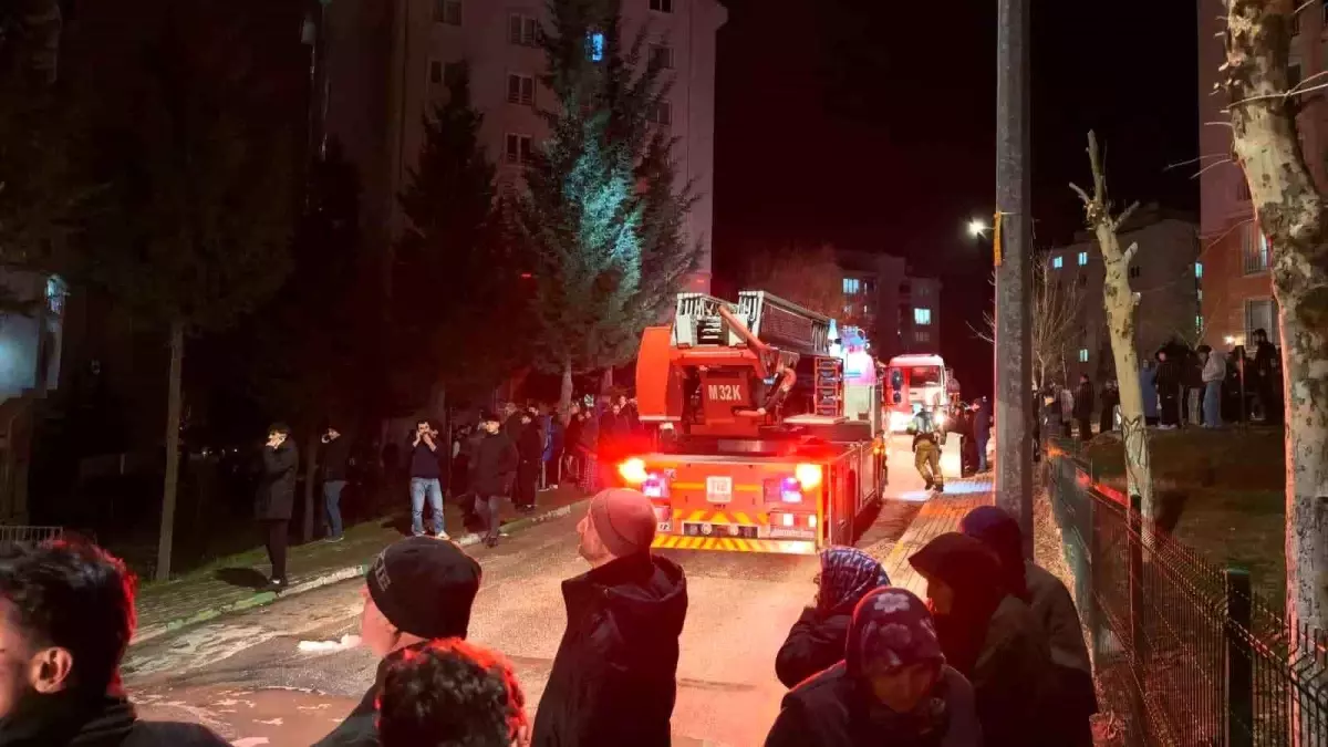 İnegöl\'de Yangın: 3 Kişi Hastaneye Kaldırıldı