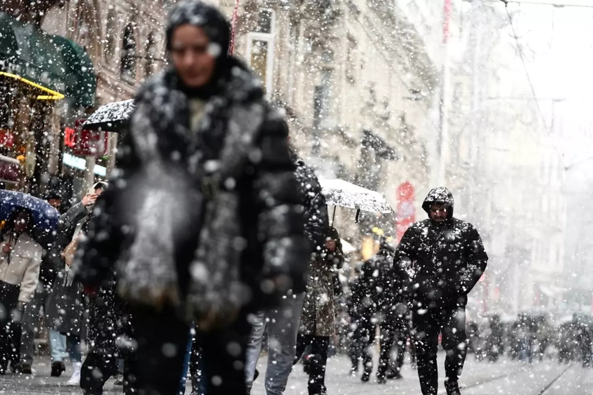 İstanbul\'da kar geliyor, tarih verildi! Meteoroloji ve AKOM\'dan peş peşe uyarılar