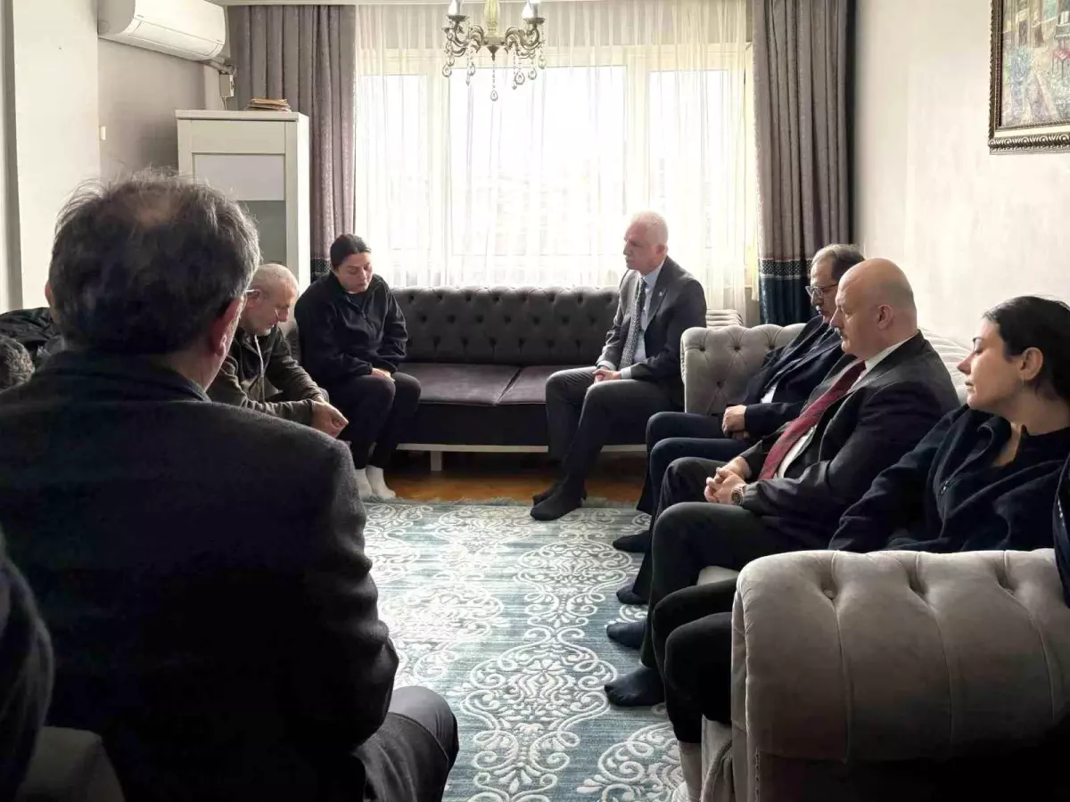 İstanbul Valisi Davut Gül, Güngören\'de uğradığı bıçaklı saldırı sonucu hayatını kaybeden Atlas Çağlayan\'ın ailesini ziyaret etti