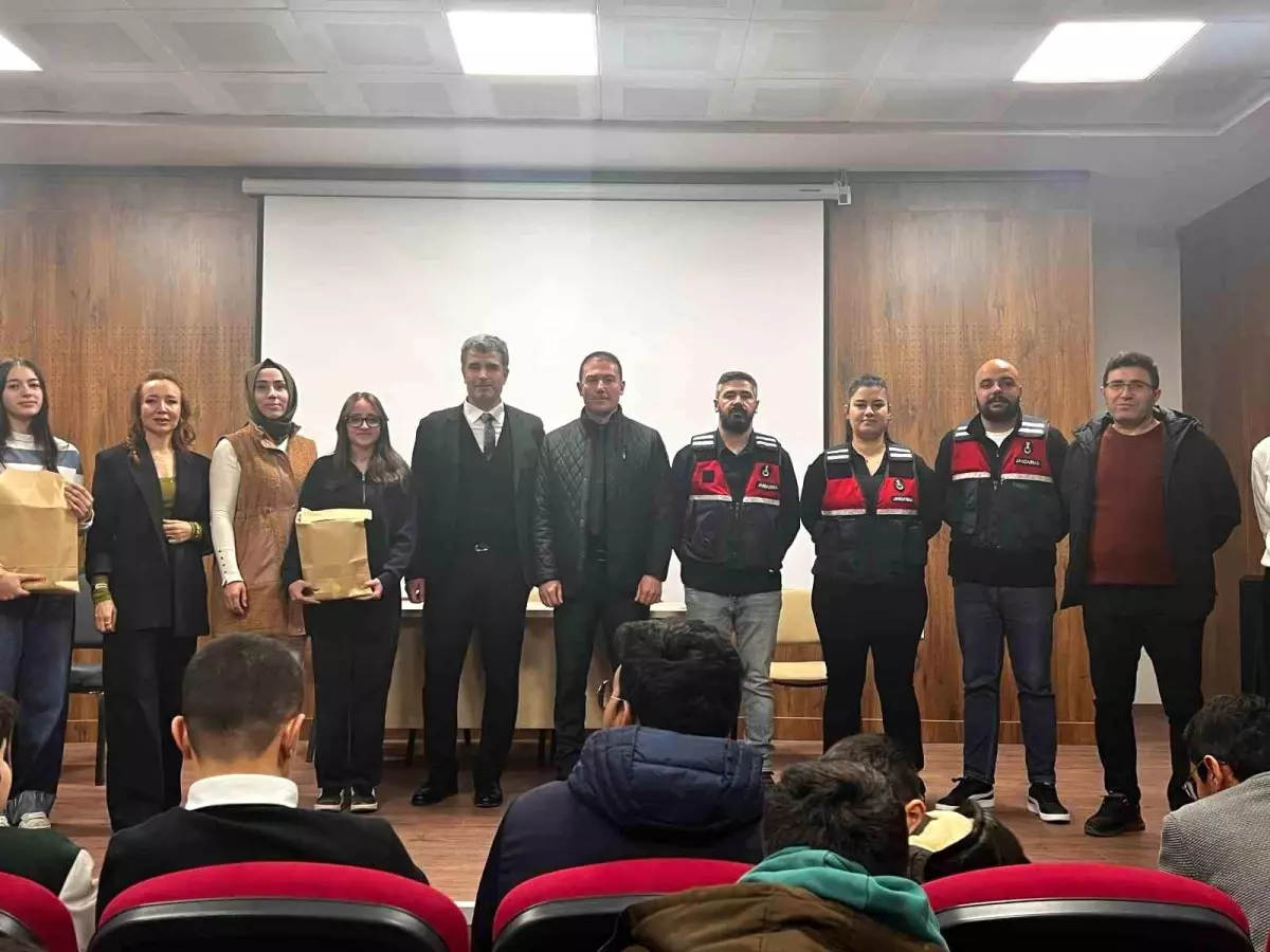 Gaziantep\'te Jandarma’dan Öğretmen ve Öğrencilere Sosyal Medya Eğitimi