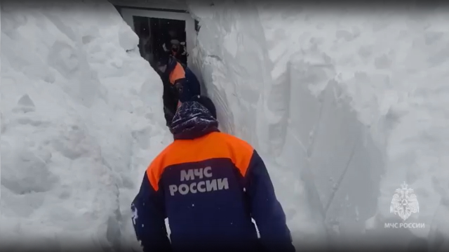 Kamçatka'da buzul çağını aratmayan görüntüler! Kar kalınlığı 4. kata kadar çıktı