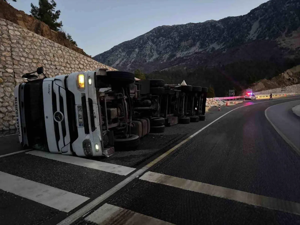 Antalya\'da Tır Kazası: 2 Yaralı