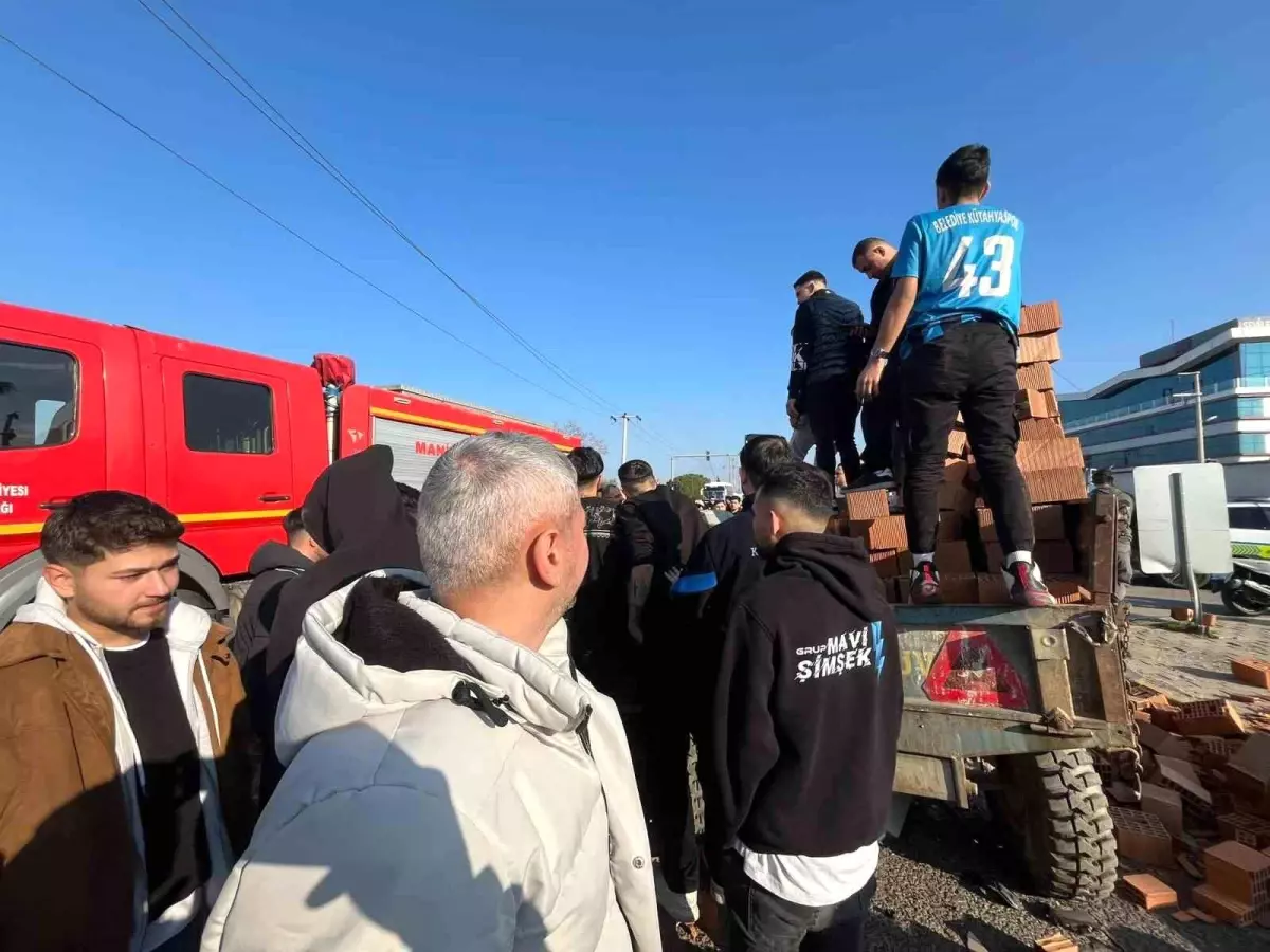 Turgutlu\'da Kaza: Traktörle Çarpışan Sürücü Sıkıştı