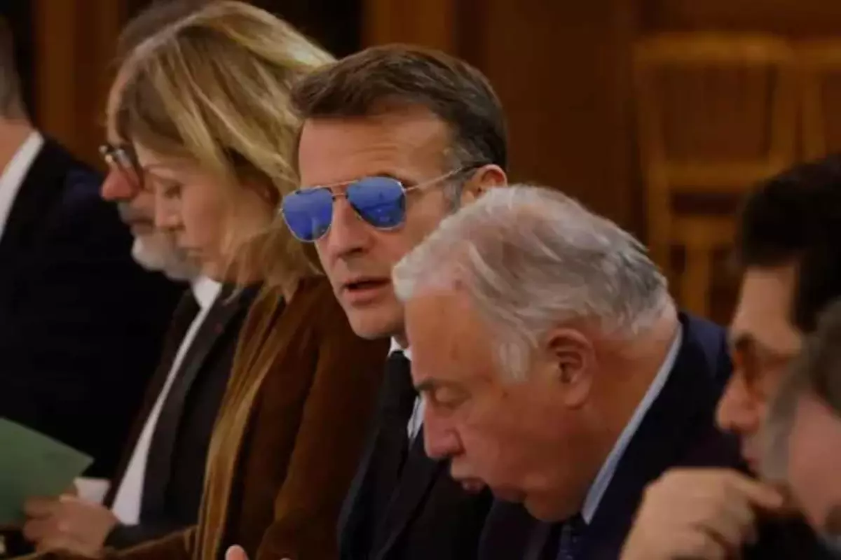 Macron\'dan şaşırtan görüntü: Toplantıya güneş gözlüğü ile katıldı