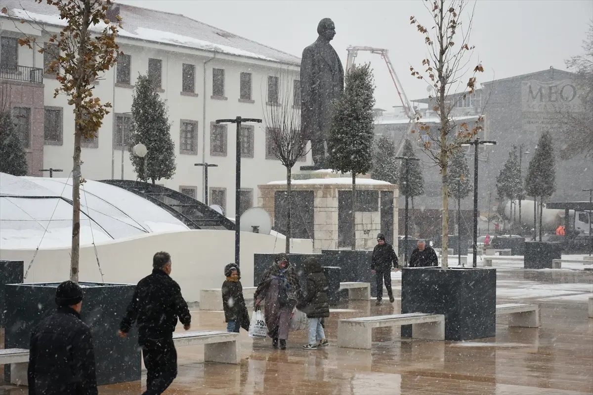 Malatya\'da Kar Yağışı Trafiği Olumsuz Etkiliyor