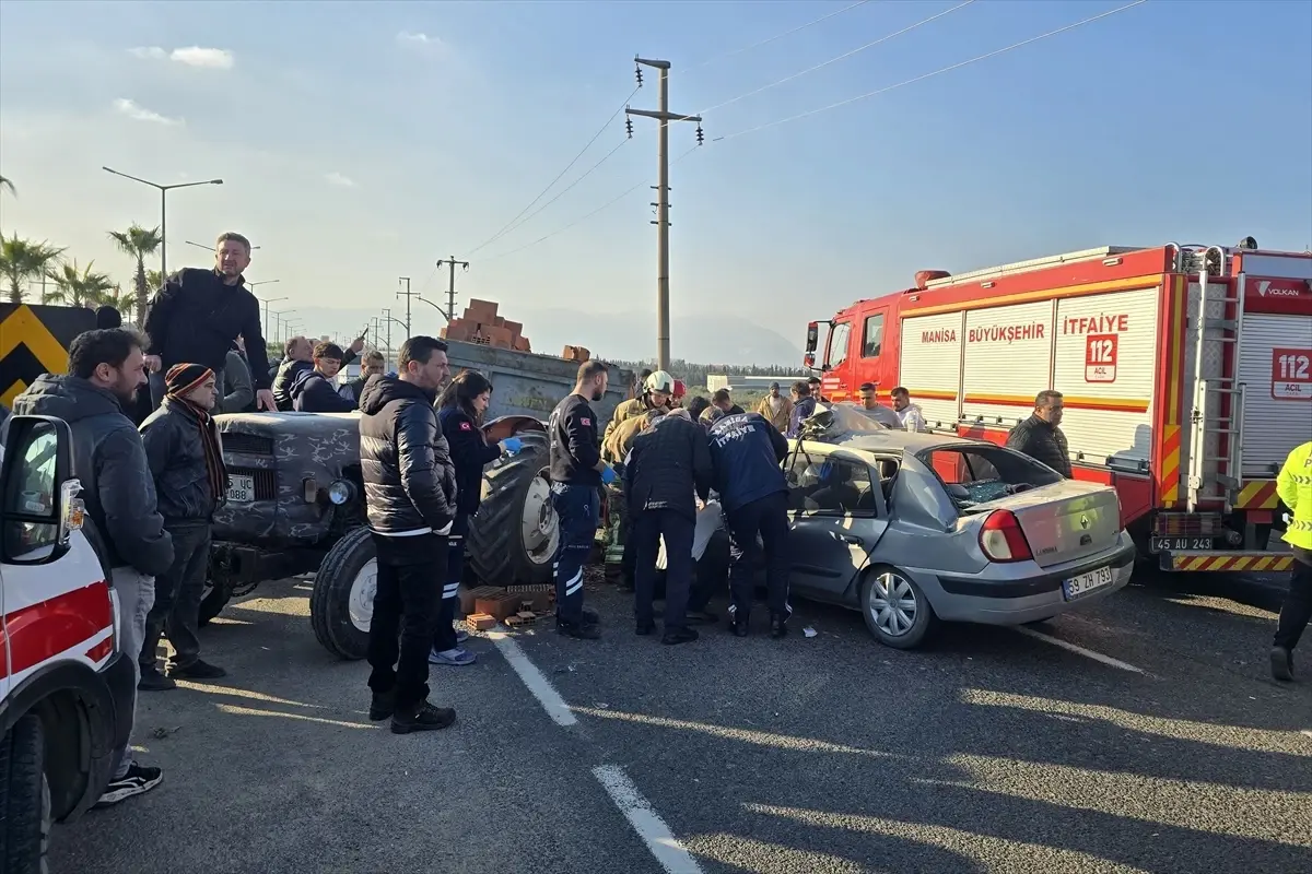 Turgutlu\'da Otomobil-Traktör Kazası