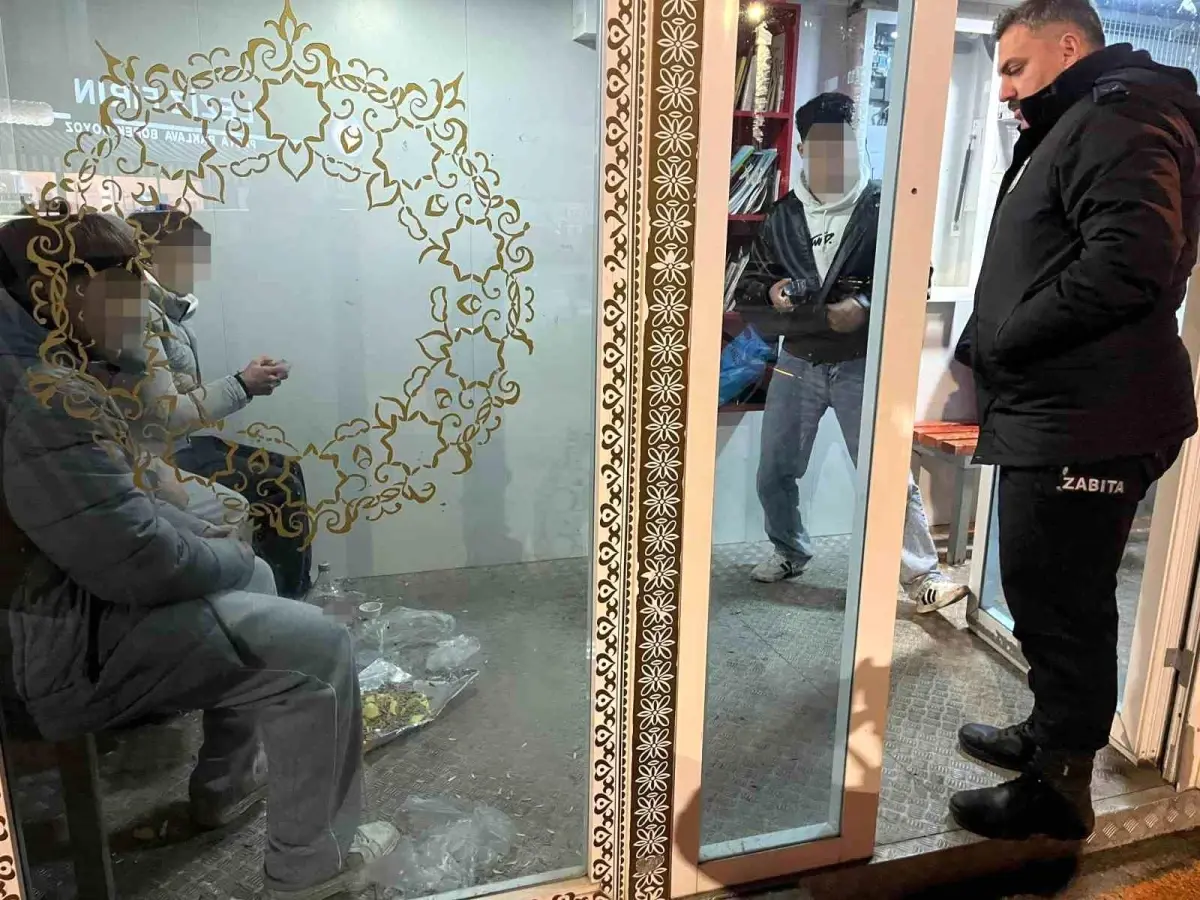 Minibüs durağını kirleten gençler hatalarını anlayınca yerleri temizlediler