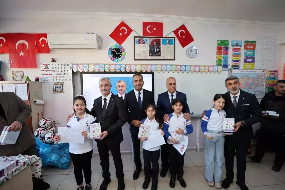 Şahinbey\'den Öğrencilere Kitap ve Spor Eşyası