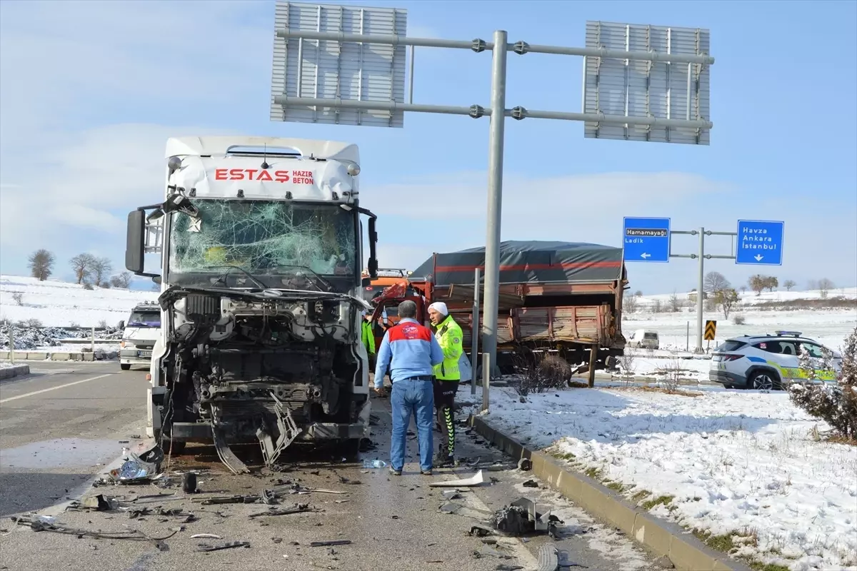 Havza\'da Tır ve Kamyon Çarpıştı: 2 Yaralı