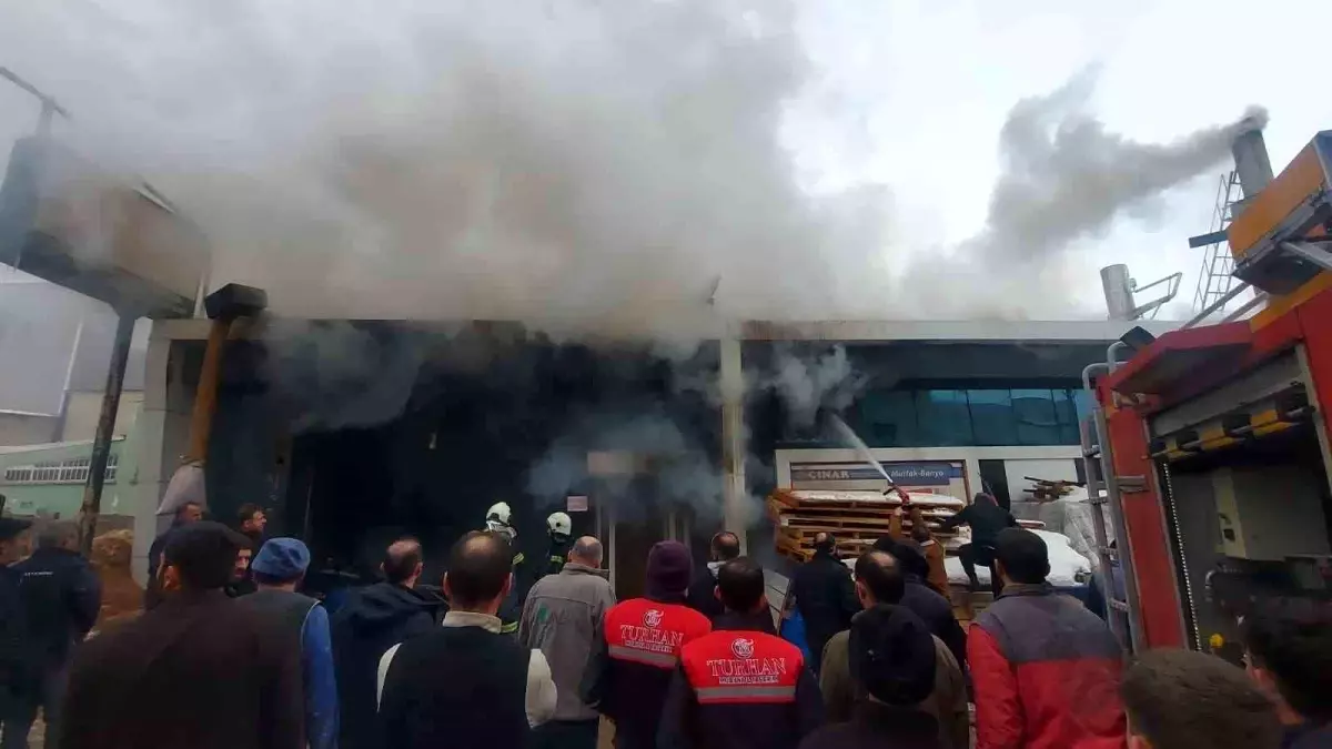 Erzurum\'da Mobilya Fabrikasında Yangın