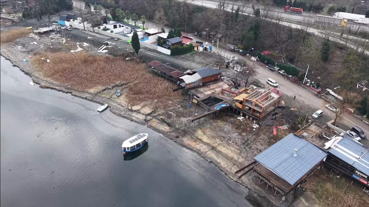 Sapanca Gölü\'nde Kaçak Yapılar Yıkılacak