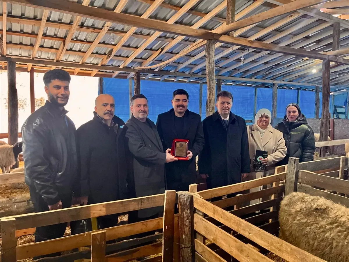 Türkeli\'de Genç Çiftçilere Plaket