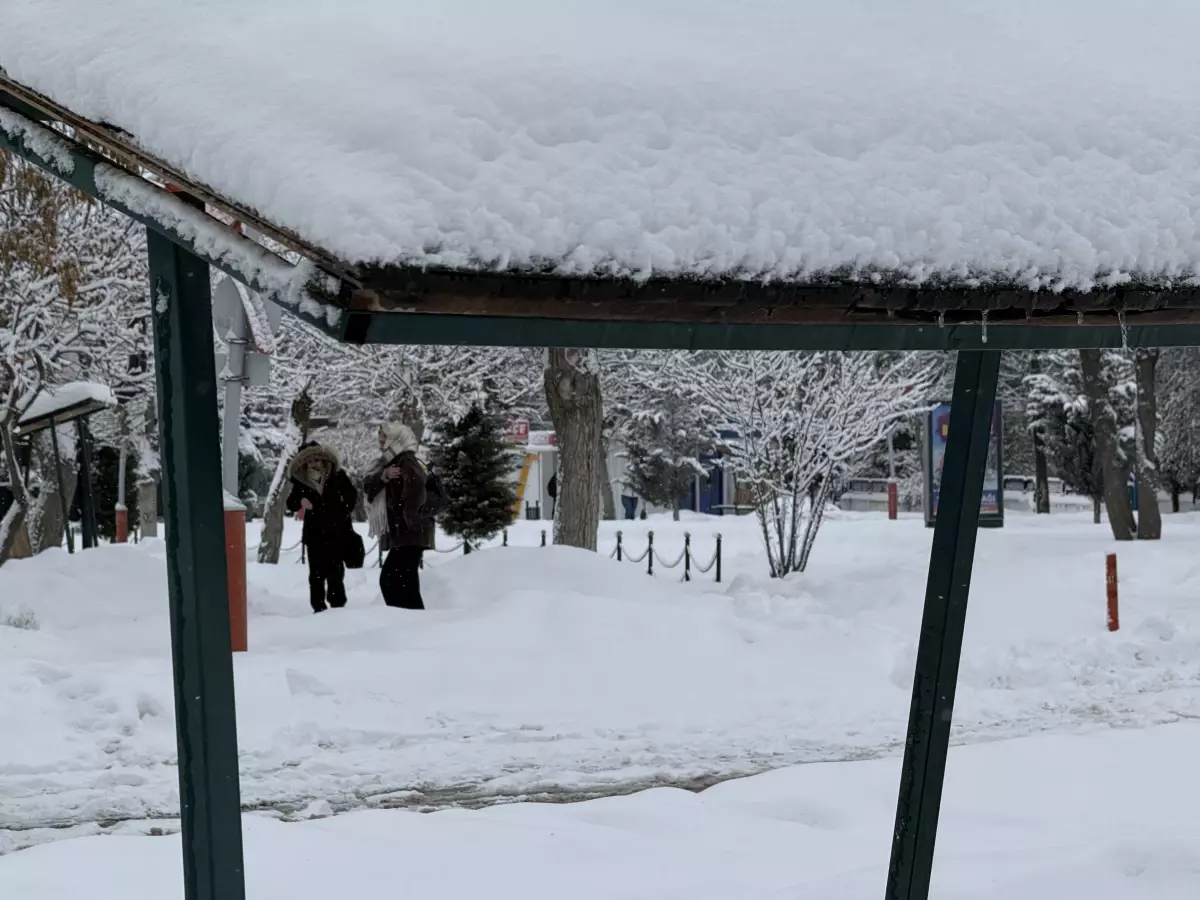 Sivas\'ta 637 Yerleşim Yeri Yolu Kapandı