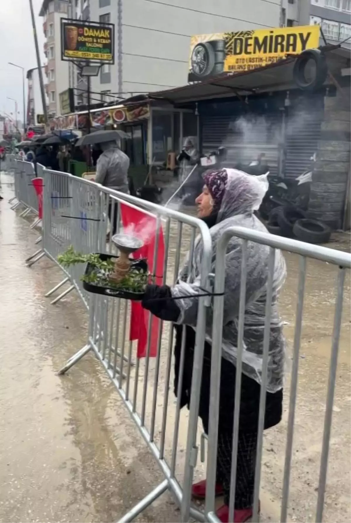 Slogan atmak isterken kendini yaktı, "Abla yanıyorsun" diyenlere aldırış etmedi