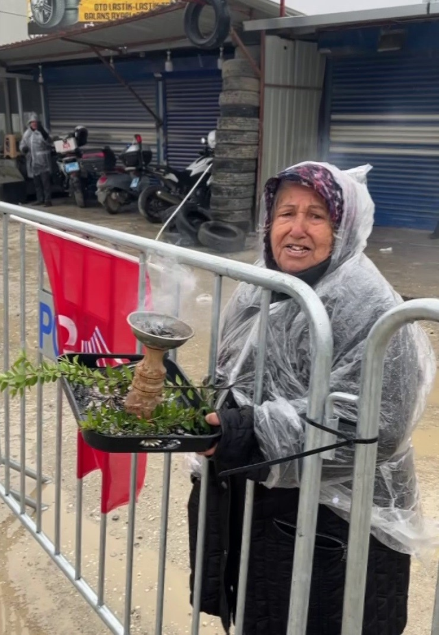 Slogan atmak isterken kendini yakan kadın, 'abla yanıyorsun' uyarısına aldırış etmedi