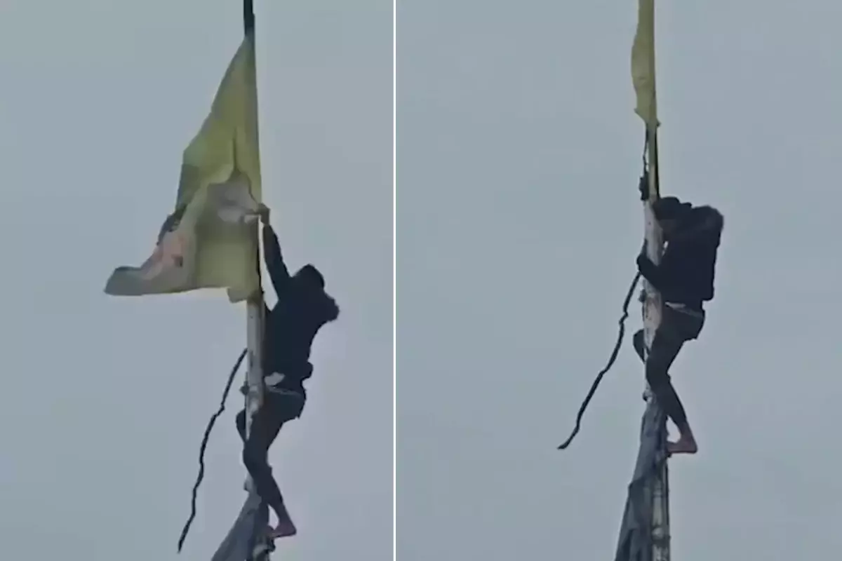 Suriye\'de halk, terör örgütü sembollerini yırtarak indirdi