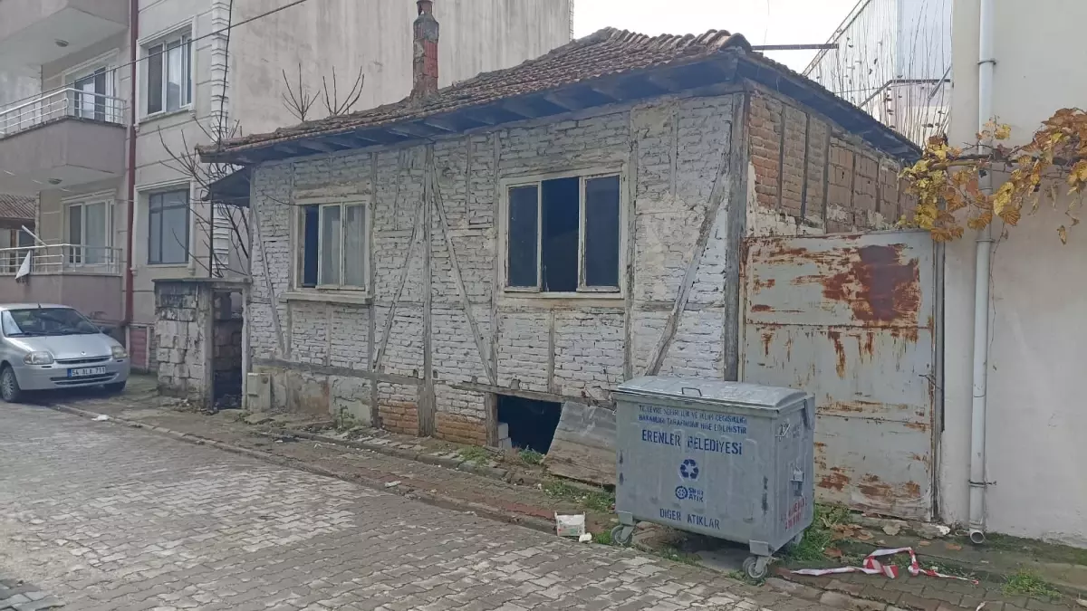 Erenler\'de Yangında 62 Yaşındaki Adam Hayatını Kaybetti