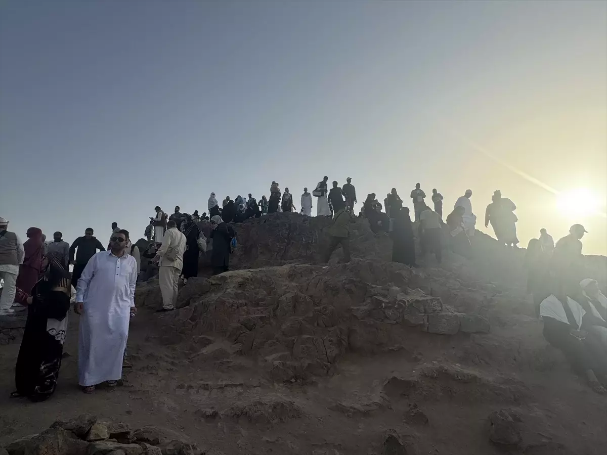 Umre Ziyaretleri Medine\'de Devam Ediyor